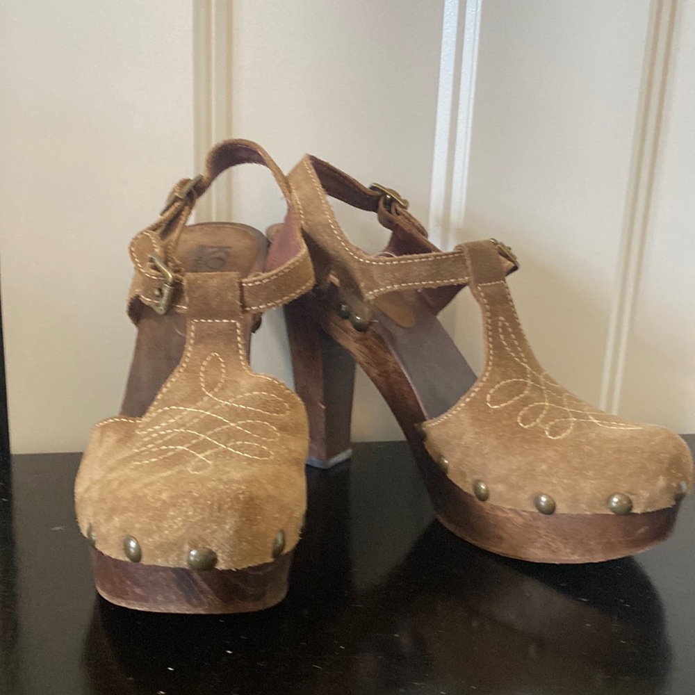 MICHAEL KORS Vintage platform Tan suede, wooden platform. Size 8 M